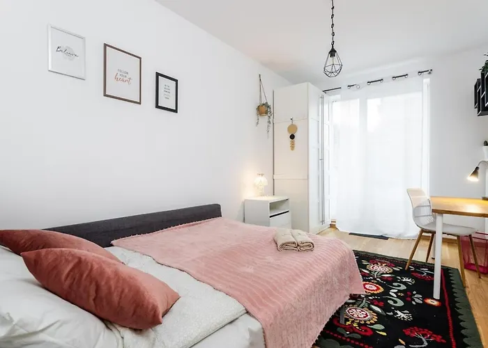 Modern 70M Apartment With Private Garden Metro