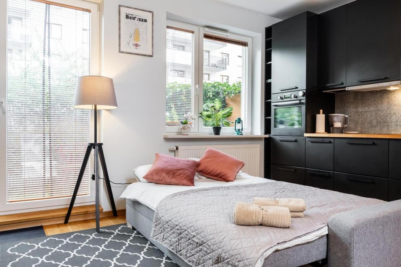 Modern 70m With Private Garden Metro Apartment