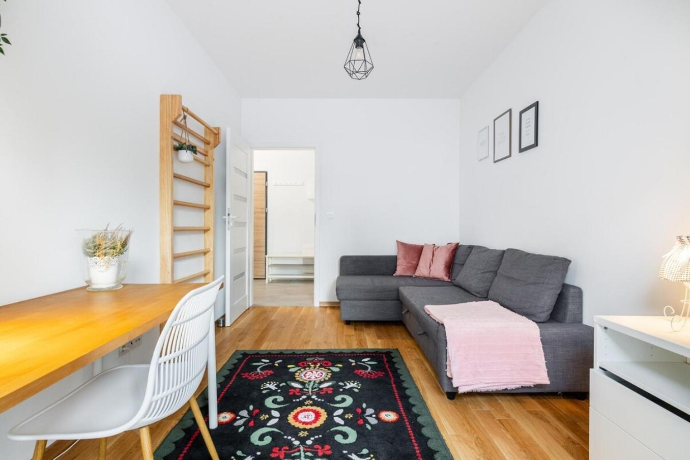 Modern 70m With Private Garden Metro Apartment