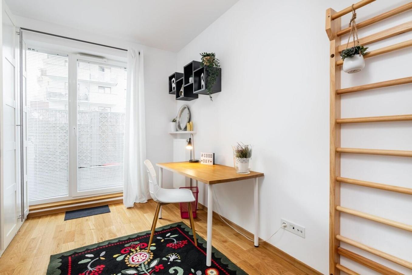 Modern 70m With Private Garden Metro Apartment *