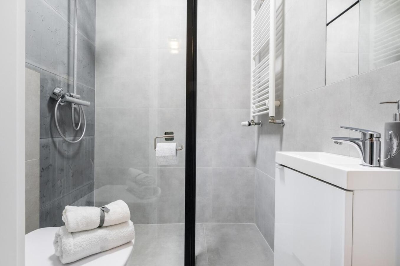 Modern 70m With Private Garden Metro Apartment *