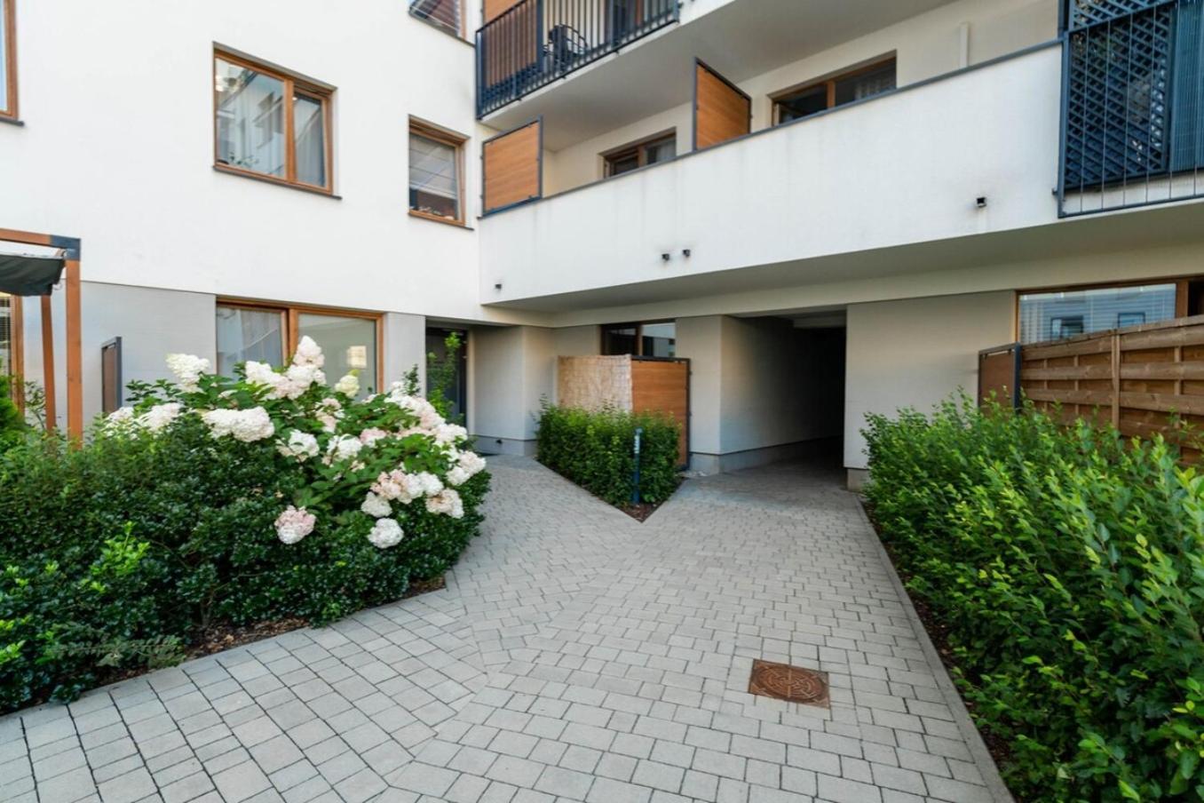 Apartment Modern 70m With Private Garden Metro